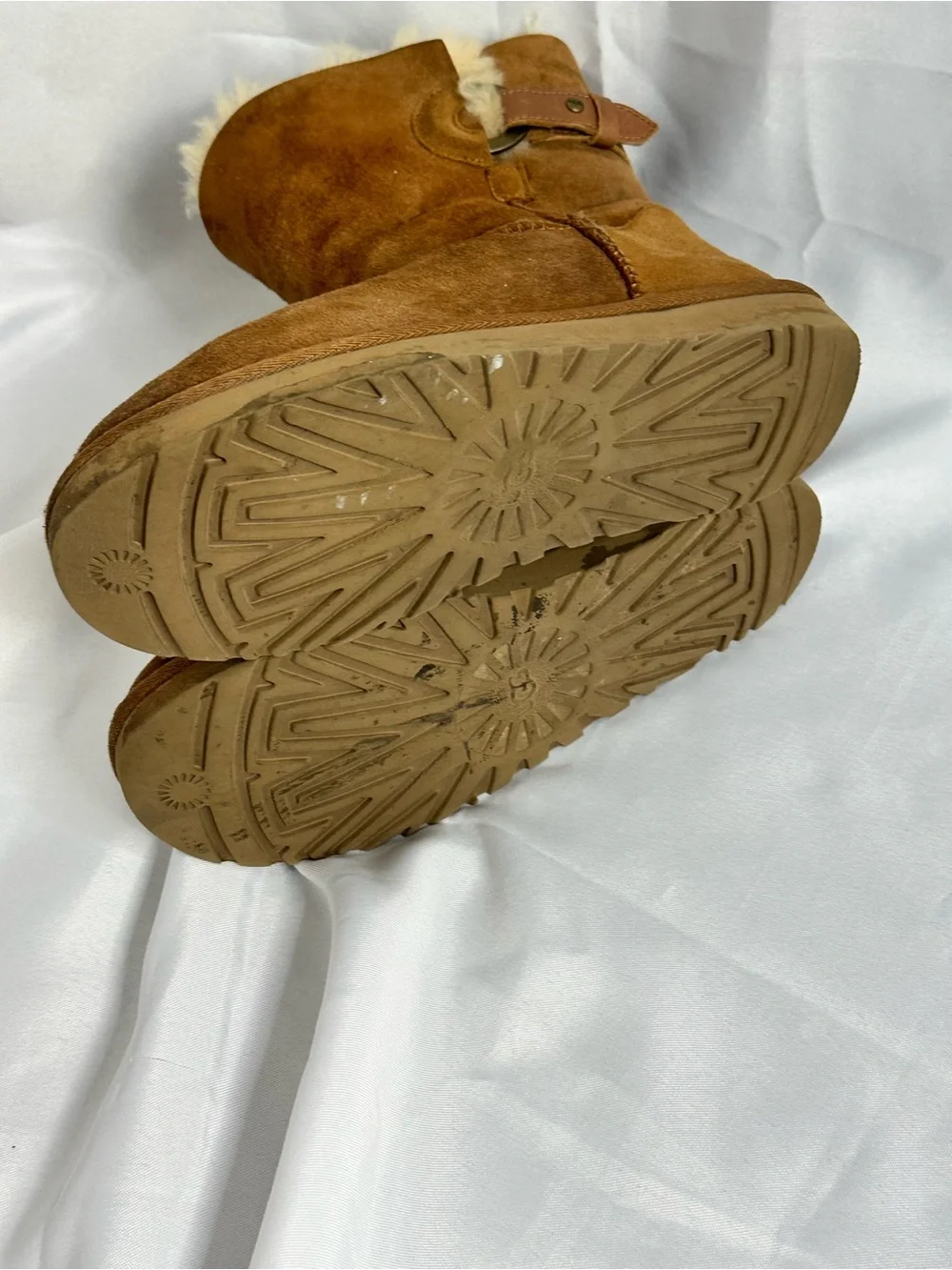 UGG Short Shearling Boots in Chestnut Suede with Cream Lining Size 8